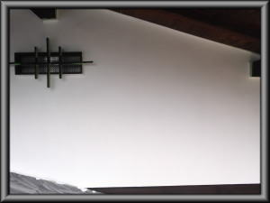 安曇野市の住宅/外壁 漆喰壁塗装　木柱塗装　上塗り2回目塗装工事画像