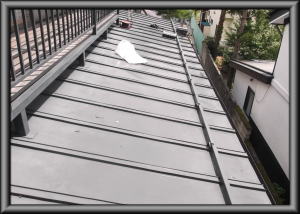 住宅/トタン屋根1階/屋根葺き替え（カバー工法）重ね張り　ガルバリウム鋼板立て平葺工事前画像