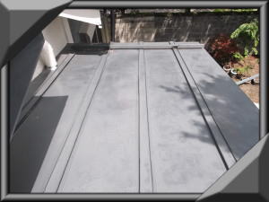 住宅/屋根葺き替え（カバー工法）重ね張り　1階小屋根ガルバリウム鋼板立て平葺工事前画像.1