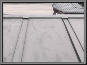 大町市の住宅/屋根葺き替え（カバー工法）　ガルバリウム鋼板立て平葺き工事前画像.5