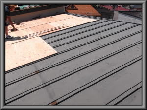 住宅/屋根葺き替え（カバー工法）重ね張り　２階屋根野地べニア引き工事画像