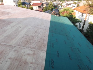 大町市の住宅/屋根葺き替え（カバー工法）重ね張り　２階屋根防水シート引き工事画像