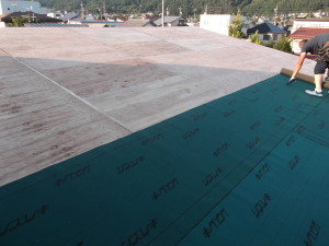 大町市の住宅/屋根葺き替え（カバー工法）重ね張り　２階屋根防水シート引き工事画像.1