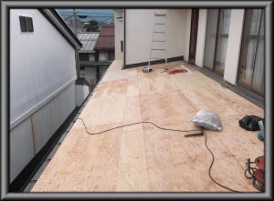 住宅/屋根葺き替え（カバー工法）重ね張り　１階野地べビア引き工事画像.1