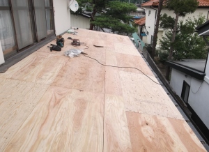 大町市の住宅/屋根葺き替え（カバー工法）重ね張り　１階野地べビア引き工事画像
