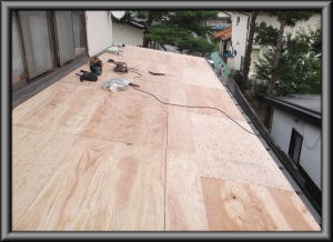 住宅/屋根葺き替え（カバー工法）重ね張り　１階野地べビア引き工事画像
