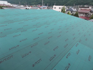 大町市の住宅/屋根葺き替え（カバー工法）重ね張り　２階屋根防水シート引き工事画像.4