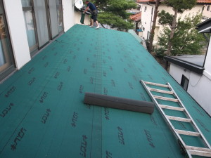 大町市の住宅/屋根葺き替え（カバー工法）重ね張り　１階屋根防水シート引き工事画像