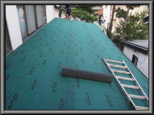 住宅/屋根葺き替え（カバー工法）重ね張り　１階屋根防水シート引き工事画像
