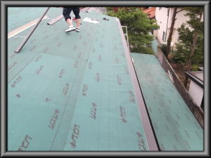 大町市の住宅/屋根葺き替え（カバー工法）　防水シート張り工事画像