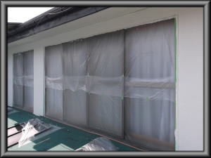 住宅/ベランダ撤去後一部外壁塗装養生１回目の塗装工事画像
