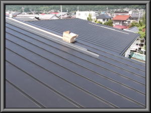 大町市の住宅/屋根葺き替え（カバー工法）　ガルバリウム鋼板立て平葺き工事画像