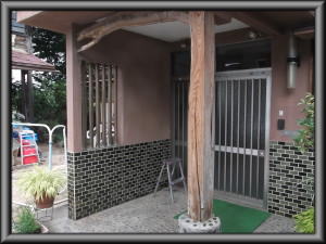 安曇野市の住宅/外壁塗装　玄関柱塗装工事前画像