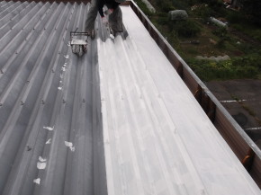 松本市の住宅/折板 屋根（遮熱）塗装 下塗り塗装 画像