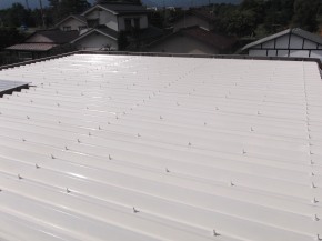 松本市の住宅/折板 屋根（遮熱）塗装 中塗り塗装 画像
