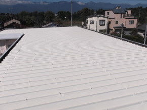 松本市の住宅/折板 屋根（遮熱）塗装 中塗り塗装 画像.1