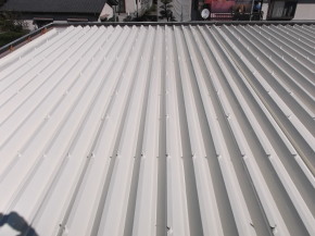 松本市の住宅/折板 屋根（遮熱）塗装 完成画像.1