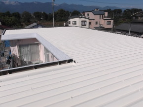 松本市の住宅/折板 屋根（遮熱）塗装 完成画像