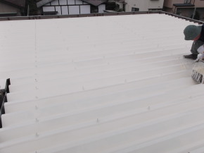 松本市の住宅/折板 屋根（遮熱）塗装 上塗り塗装 画像