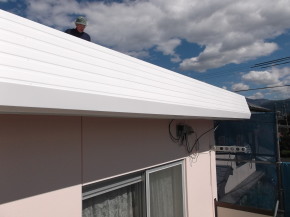 安曇野市の住宅/折板 屋根（遮熱）塗装 パラペット塗装 完成画像