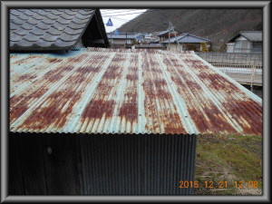 安曇野市の物置/裏側屋根波トタン張替前画像
