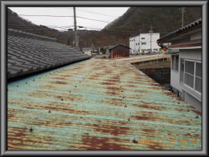 安曇野市の物置/表側屋根波トタン張替前画像
