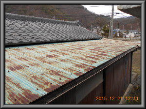 安曇野市の物置/表側屋根波トタン張替前画像.1