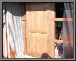 安曇野市の物置/入口柱入れ替えドア取り付け塗装/タキロン張り工事画像 .1