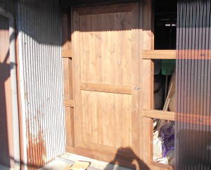  安曇野市の物置/入口柱入れ替え ドア取り付け塗装/タキロン張り工事画像 .1