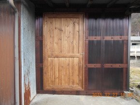 安曇野市の物置/入口柱入れ替え ドア新設塗装/タキロン張り工事完成画像.2