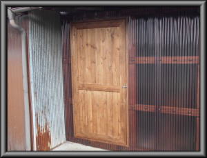 安曇野市の物置/入口柱入れ替えドア新設塗装/タキロン張り工事完成画像