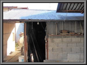 安曇野市の鉄骨物置/別棟　破風板取り付け雨樋交換工事前画像