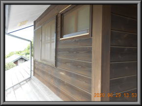 安曇野市の住宅/外壁木板塗装　軒天（漆喰）塗装　雨樋塗装　破風塗装工事前画像