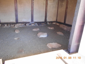 安曇野市の土蔵/土間コンクリート打ち　床板張り　砕石工事画像
