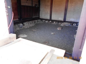 安曇野市の土蔵/土間コンクリート打ち　床板張り　砕石工事画像.1