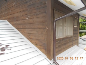 長野県安曇野市の住宅/外壁木板塗装　下塗り塗装 画像