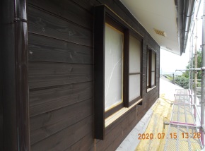長野県安曇野市の住宅/外壁木板塗装　上塗り2回目塗装 画像