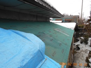 安曇野市の住宅/セメント瓦屋根西側　防水シート張り工事画像.1