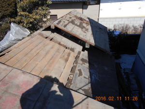 安曇野市の住宅/セメント瓦屋根東側　セメント瓦撤去工事画像.1