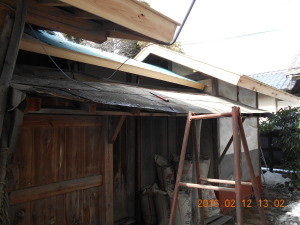 安曇野市の住宅/セメント瓦屋根東側　破風板張り工事画像.1
