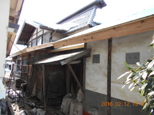 安曇野市の住宅/セメント瓦屋根東側　破風板張り工事画像