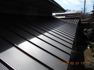 安曇野市の住宅/セメント瓦屋根西側　ガルバリウム鋼板立平葺き工事画像