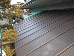 安曇野市の住宅/セメント瓦屋根西側　ガルバリウム鋼板立平葺き工事画像.1