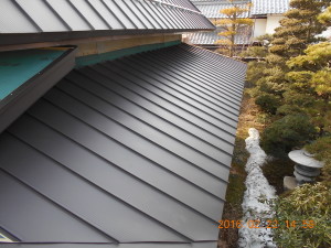 安曇野市の住宅/セメント瓦屋根からガルバリウム鋼板立平葺き工事北側完成画像