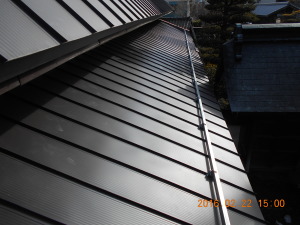 安曇野市の住宅/セメント瓦屋根からガルバリウム鋼板立平葺き工事南側完成画像.3