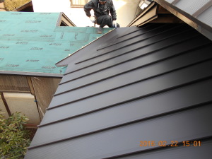 安曇野市の住宅/セメント瓦屋根北側　ガルバリウム鋼板立平葺き工事画像.1