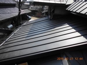 安曇野市の住宅/セメント瓦屋根葺き替え　ガルバリウム鋼板立平葺き工事北側完成画像