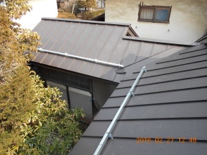 安曇野市の住宅/セメント瓦屋根からガルバリウム鋼板立平葺き工事北側完成画像.1