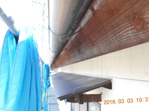 安曇野市の住宅/雨樋・破風板塗装工事前
