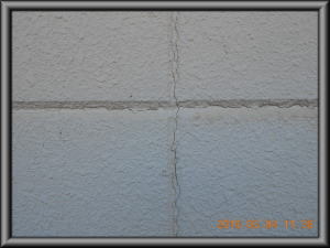 安曇野市の住宅/外壁塗装　ひび割れ補修工事前画像
